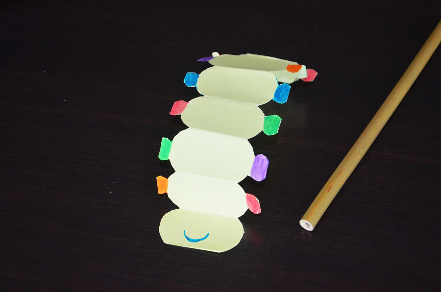 Activité enfant chenille enfant paille